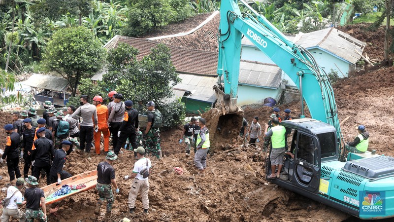 Petugas gabungan mengangkat jenazah korban tertimbun longsor akibat guncangan gempa berkekuatan 5,6 magnitudo (M) yang terjadi kemarin di desa Cijedil, Kampung Cugenang, Kecamatan Cugenang, Cianjur, Jawa Barat, Selasa (22/11/2022). Sebanyak dua jenazah diangkat dari timbunan longsor sekirar pukul 13.10 wib. (CNBC Indonesia/Andrean Kristianto)