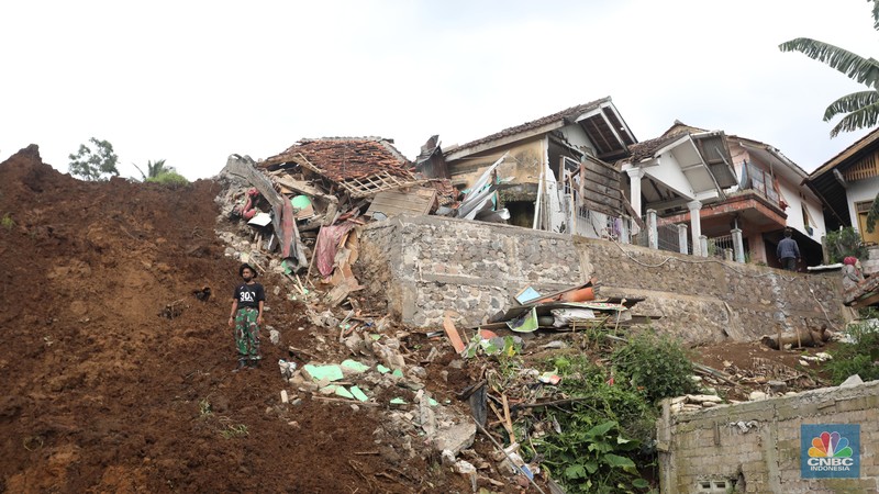 Petugas gabungan mengangkat jenazah korban tertimbun longsor akibat guncangan gempa berkekuatan 5,6 magnitudo (M) yang terjadi kemarin di desa Cijedil, Kampung Cugenang, Kecamatan Cugenang, Cianjur, Jawa Barat, Selasa (22/11/2022). Sebanyak dua jenazah diangkat dari timbunan longsor sekirar pukul 13.10 wib. Petugas gabungan mengangkat jenazah korban tertimbun longsor akibat guncangan gempa berkekuatan 5,6 magnitudo (M) yang terjadi kemarin di desa Cijedil, Kampung Cugenang, Kecamatan Cugenang, Cianjur, Jawa Barat, Selasa (22/11/2022). Sebanyak dua jenazah diangkat dari timbunan longsor sekirar pukul 13.10 wib. (CNBC Indonesia/Andrean Kristianto)