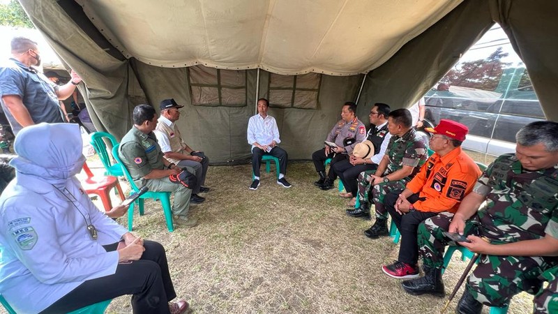 Presiden Joko Widodo menggelar rapat terbatas bersama jajarannya di lokasi pengungsian korban gempa Cianjur di Taman Prawatasari, Kabupaten Cianjur, Provinsi Jawa Barat, pada Selasa, 22 November 2022. (Foto: Laily Rachev - Biro Pers Sekretariat Presiden)