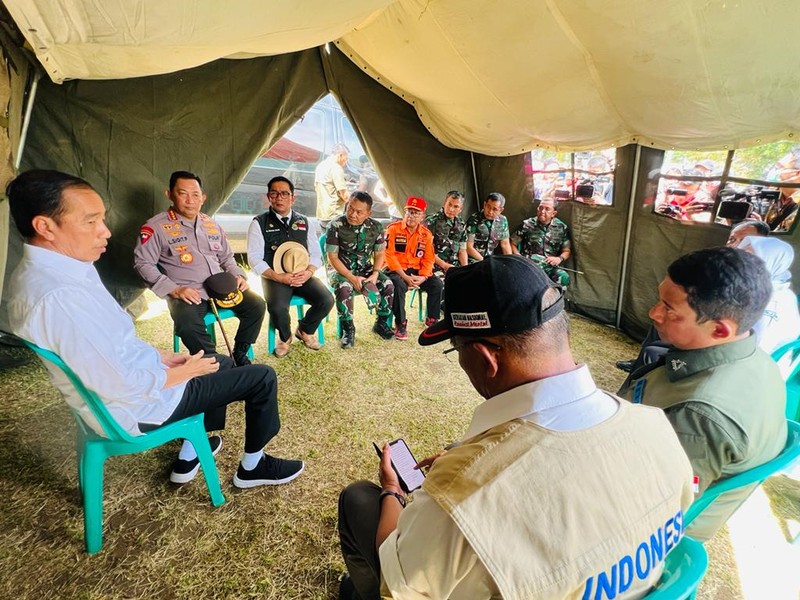 Presiden Joko Widodo menggelar rapat terbatas bersama jajarannya di lokasi pengungsian korban gempa Cianjur di Taman Prawatasari, Kabupaten Cianjur, Provinsi Jawa Barat, pada Selasa, 22 November 2022. Presiden Joko Widodo menggelar rapat terbatas bersama jajarannya di lokasi pengungsian korban gempa Cianjur di Taman Prawatasari, Kabupaten Cianjur, Provinsi Jawa Barat, pada Selasa, 22 November 2022. (Foto: Laily Rachev - Biro Pers Sekretariat Presiden)