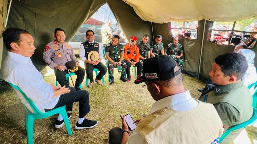 Presiden Joko Widodo menggelar rapat terbatas bersama jajarannya di lokasi pengungsian korban gempa Cianjur di Taman Prawatasari, Kabupaten Cianjur, Provinsi Jawa Barat, pada Selasa, 22 November 2022. (Foto: Laily Rachev - Biro Pers Sekretariat Presiden)