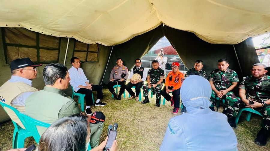 Presiden Joko Widodo menggelar rapat terbatas bersama jajarannya di lokasi pengungsian korban gempa Cianjur di Taman Prawatasari, Kabupaten Cianjur, Provinsi Jawa Barat, pada Selasa, 22 November 2022. (Foto: Laily Rachev - Biro Pers Sekretariat Presiden)
