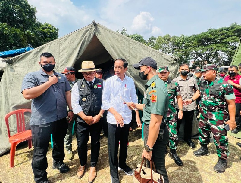 Presiden Joko Widodo menggelar rapat terbatas bersama jajarannya di lokasi pengungsian korban gempa Cianjur di Taman Prawatasari, Kabupaten Cianjur, Provinsi Jawa Barat, pada Selasa, 22 November 2022. (Foto: Laily Rachev - Biro Pers Sekretariat Presiden)