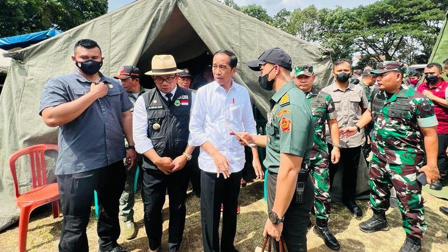 Presiden Joko Widodo menggelar rapat terbatas bersama jajarannya di lokasi pengungsian korban gempa Cianjur di Taman Prawatasari, Kabupaten Cianjur, Provinsi Jawa Barat, pada Selasa, 22 November 2022. (Foto: Laily Rachev - Biro Pers Sekretariat Presiden)