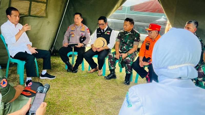 Presiden Joko Widodo menggelar rapat terbatas bersama jajarannya di lokasi pengungsian korban gempa Cianjur di Taman Prawatasari, Kabupaten Cianjur, Provinsi Jawa Barat, pada Selasa, 22 November 2022. (Foto: Laily Rachev - Biro Pers Sekretariat Presiden)
