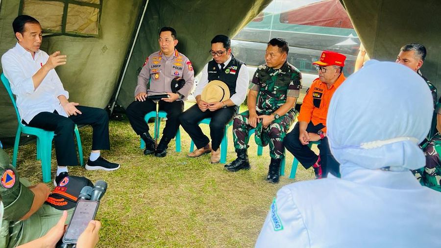 Presiden Joko Widodo menggelar rapat terbatas bersama jajarannya di lokasi pengungsian korban gempa Cianjur di Taman Prawatasari, Kabupaten Cianjur, Provinsi Jawa Barat, pada Selasa, 22 November 2022. (Foto: Laily Rachev - Biro Pers Sekretariat Presiden)