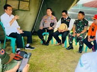 Jokowi Gelar Rapat 'Darurat' Dalam Tenda Korban Gempa Cianjur