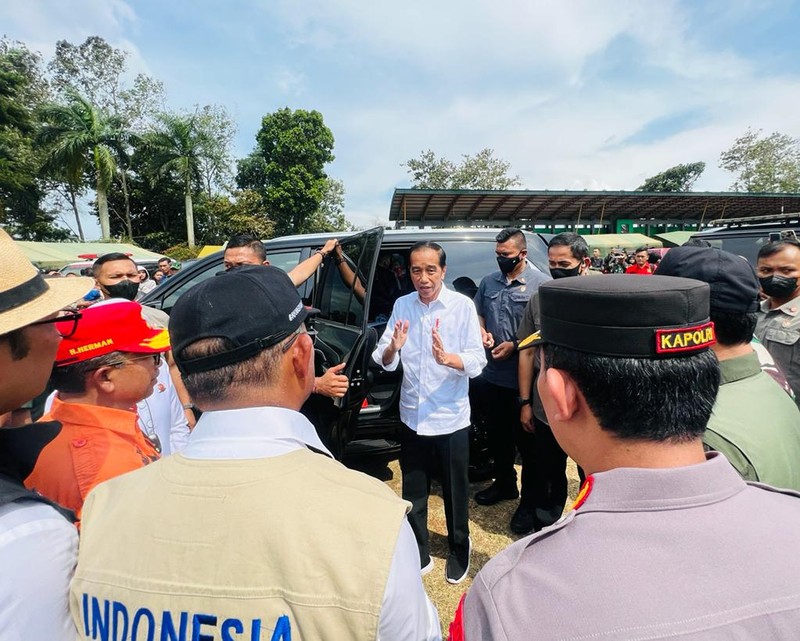 Presiden Joko Widodo menggelar rapat terbatas bersama jajarannya di lokasi pengungsian korban gempa Cianjur di Taman Prawatasari, Kabupaten Cianjur, Provinsi Jawa Barat, pada Selasa, 22 November 2022. Presiden Joko Widodo menggelar rapat terbatas bersama jajarannya di lokasi pengungsian korban gempa Cianjur di Taman Prawatasari, Kabupaten Cianjur, Provinsi Jawa Barat, pada Selasa, 22 November 2022. (Foto: Laily Rachev - Biro Pers Sekretariat Presiden)