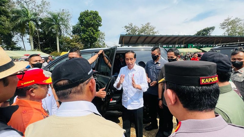 Presiden Joko Widodo menggelar rapat terbatas bersama jajarannya di lokasi pengungsian korban gempa Cianjur di Taman Prawatasari, Kabupaten Cianjur, Provinsi Jawa Barat, pada Selasa, 22 November 2022. (Foto: Laily Rachev - Biro Pers Sekretariat Presiden)
