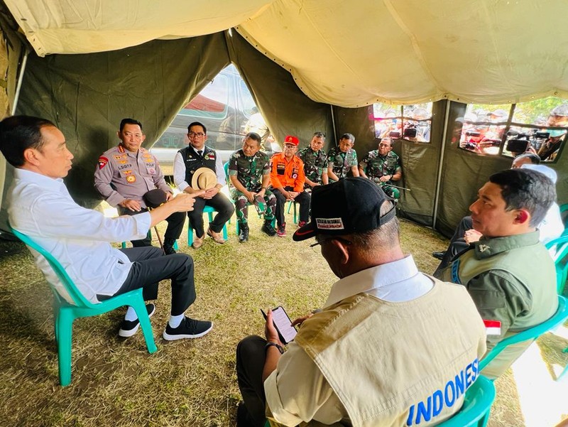 Presiden Joko Widodo menggelar rapat terbatas bersama jajarannya di lokasi pengungsian korban gempa Cianjur di Taman Prawatasari, Kabupaten Cianjur, Provinsi Jawa Barat, pada Selasa, 22 November 2022. (Foto: Laily Rachev - Biro Pers Sekretariat Presiden)