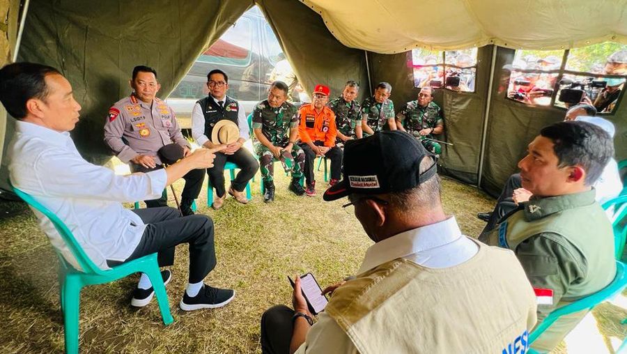 Presiden Joko Widodo menggelar rapat terbatas bersama jajarannya di lokasi pengungsian korban gempa Cianjur di Taman Prawatasari, Kabupaten Cianjur, Provinsi Jawa Barat, pada Selasa, 22 November 2022. (Foto: Laily Rachev - Biro Pers Sekretariat Presiden)