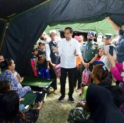 Jokowi & Cerita 'Ayam Goreng' di Tenda Korban Gempa Cianjur