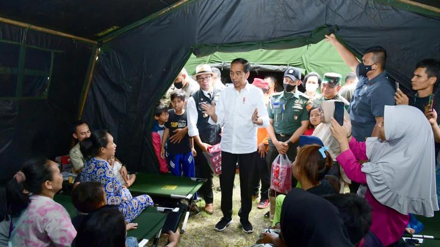 Presiden Joko Widodo meninjau langsung lokasi terdampak gempa bumi, di Kabupaten Cianjur, Provinsi Jawa Barat, pada Selasa, 22 November 2022. (Foto: Muchlis Jr - Biro Pers Sekretariat Presiden)