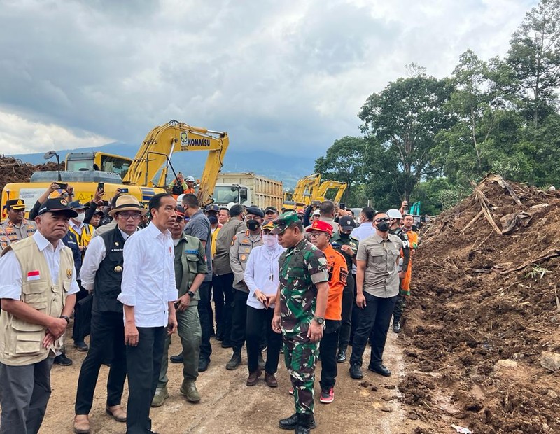 Presiden Joko Widodo meninjau langsung lokasi terdampak gempa bumi di Kecamatan Cugenang, Kabupaten Cianjur, pada Selasa, 22 November 2022. (Foto: Biro Pers Sekretariat Presiden)