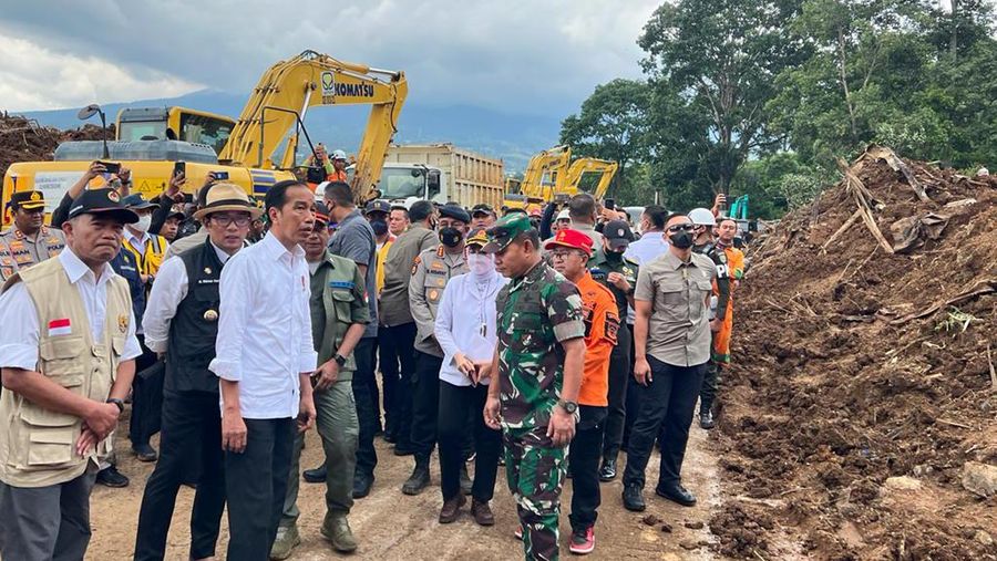 Presiden Joko Widodo meninjau langsung lokasi terdampak gempa bumi di Kecamatan Cugenang, Kabupaten Cianjur, pada Selasa, 22 November 2022. (Foto: Biro Pers Sekretariat Presiden)