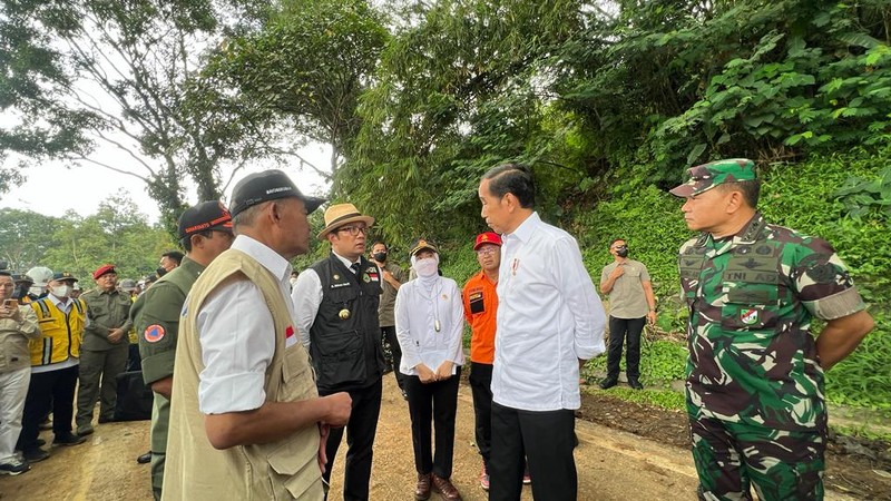 Presiden Joko Widodo meninjau langsung lokasi terdampak gempa bumi di Kecamatan Cugenang, Kabupaten Cianjur, pada Selasa, 22 November 2022. Presiden Joko Widodo meninjau langsung lokasi terdampak gempa bumi di Kecamatan Cugenang, Kabupaten Cianjur, pada Selasa, 22 November 2022. (Foto: Biro Pers Sekretariat Presiden)