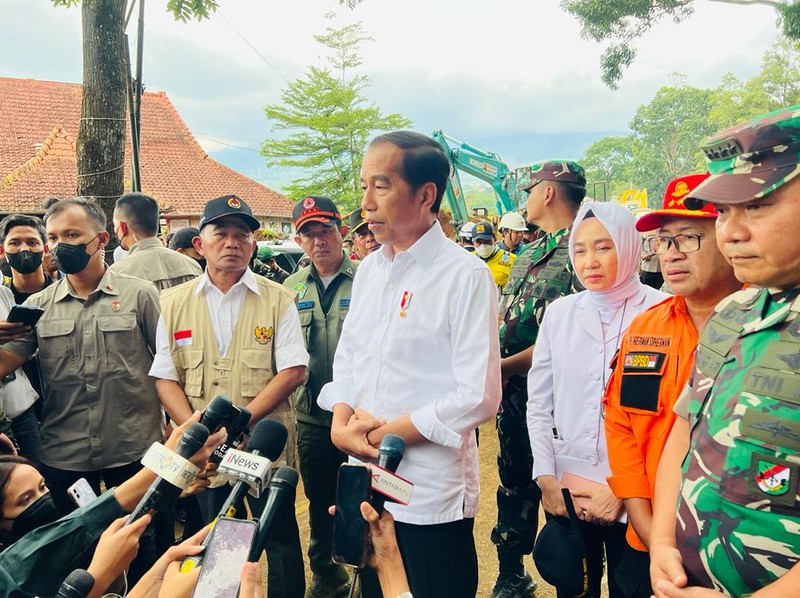 Presiden Joko Widodo meninjau langsung lokasi terdampak gempa bumi di Kecamatan Cugenang, Kabupaten Cianjur, pada Selasa, 22 November 2022. (Foto: Biro Pers Sekretariat Presiden)