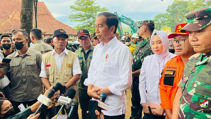 Presiden Joko Widodo meninjau langsung lokasi terdampak gempa bumi di Kecamatan Cugenang, Kabupaten Cianjur, pada Selasa, 22 November 2022. (Foto: Biro Pers Sekretariat Presiden)