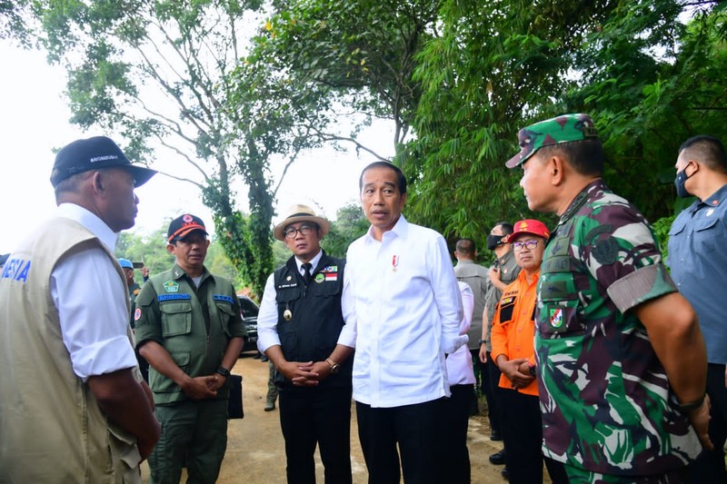Presiden Joko Widodo meninjau langsung lokasi terdampak gempa bumi di Kecamatan Cugenang, Kabupaten Cianjur, pada Selasa, 22 November 2022. (Foto: Biro Pers Sekretariat Presiden)