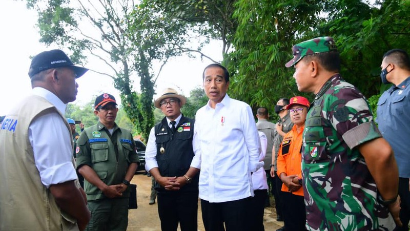 Presiden Joko Widodo meninjau langsung lokasi terdampak gempa bumi di Kecamatan Cugenang, Kabupaten Cianjur, pada Selasa, 22 November 2022. (Foto: Biro Pers Sekretariat Presiden)