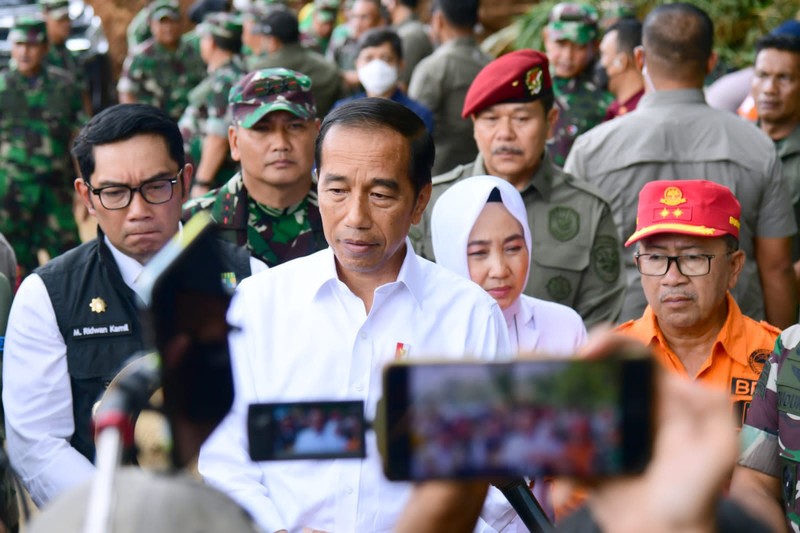 Presiden Joko Widodo meninjau langsung lokasi terdampak gempa bumi di Kecamatan Cugenang, Kabupaten Cianjur, pada Selasa, 22 November 2022. (Foto: Biro Pers Sekretariat Presiden)