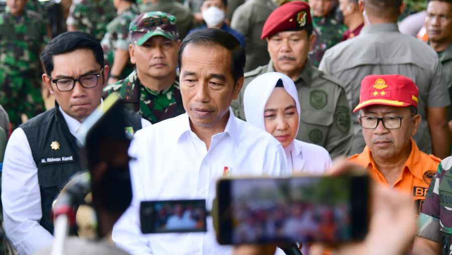Presiden Joko Widodo meninjau langsung lokasi terdampak gempa bumi di Kecamatan Cugenang, Kabupaten Cianjur, pada Selasa, 22 November 2022. (Foto: Biro Pers Sekretariat Presiden)