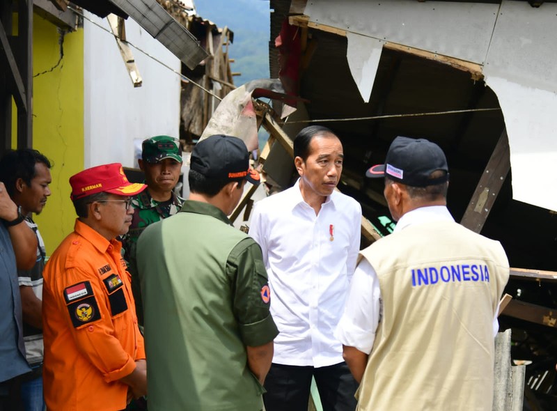 Presiden Joko Widodo meninjau langsung lokasi terdampak gempa bumi di Kecamatan Cugenang, Kabupaten Cianjur, pada Selasa, 22 November 2022. Presiden Joko Widodo meninjau langsung lokasi terdampak gempa bumi di Kecamatan Cugenang, Kabupaten Cianjur, pada Selasa, 22 November 2022. (Foto: Biro Pers Sekretariat Presiden)