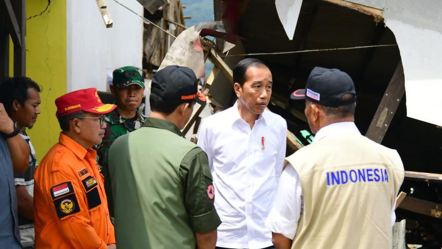 Presiden Joko Widodo meninjau langsung lokasi terdampak gempa bumi di Kecamatan Cugenang, Kabupaten Cianjur, pada Selasa, 22 November 2022. (Foto: Biro Pers Sekretariat Presiden)