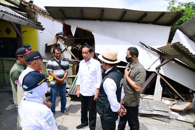 Presiden Joko Widodo meninjau langsung lokasi terdampak gempa bumi di Kecamatan Cugenang, Kabupaten Cianjur, pada Selasa, 22 November 2022. (Foto: Biro Pers Sekretariat Presiden)
