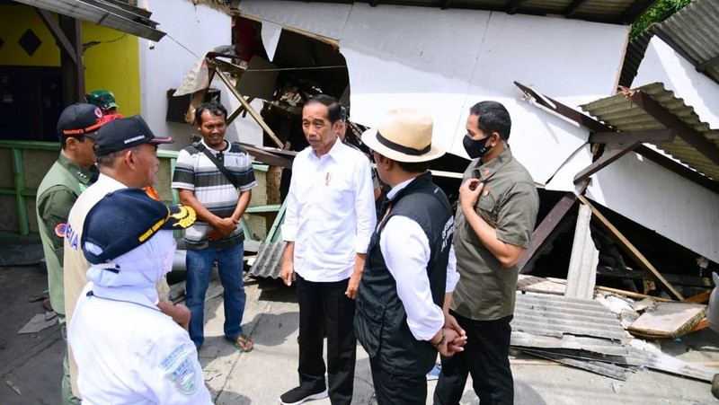 Presiden Joko Widodo meninjau langsung lokasi terdampak gempa bumi di Kecamatan Cugenang, Kabupaten Cianjur, pada Selasa, 22 November 2022. (Foto: Biro Pers Sekretariat Presiden)