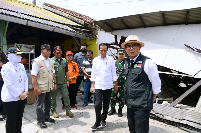 Presiden Joko Widodo meninjau langsung lokasi terdampak gempa bumi di Kecamatan Cugenang, Kabupaten Cianjur, pada Selasa, 22 November 2022. (Foto: Biro Pers Sekretariat Presiden)
