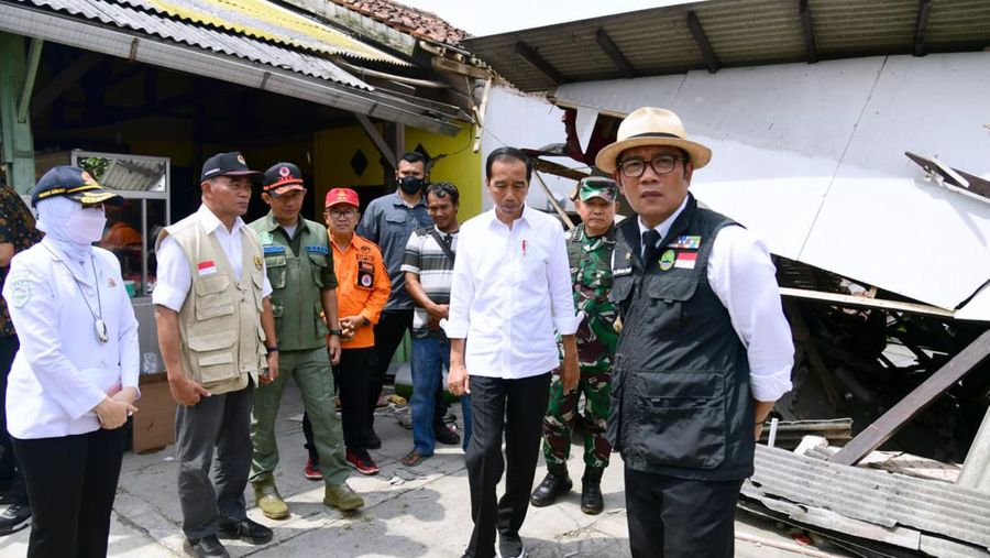Presiden Joko Widodo meninjau langsung lokasi terdampak gempa bumi di Kecamatan Cugenang, Kabupaten Cianjur, pada Selasa, 22 November 2022. (Foto: Biro Pers Sekretariat Presiden)