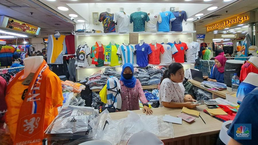 Suasana pembeli memilih jersey timnas sepak bola peserta World Cup 2022 Qatar di salah satu kios di Blok B Pasar Tanah Abang, Jakarta, Selasa (22/11/2022). (CNBC Indonesia/ Muhammad Sabki)