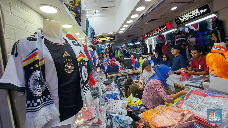 Suasana pembeli memilih jersey timnas sepak bola peserta World Cup 2022 Qatar di salah satu kios di Blok B Pasar Tanah Abang, Jakarta, Selasa (22/11/2022). (CNBC Indonesia/ Muhammad Sabki)