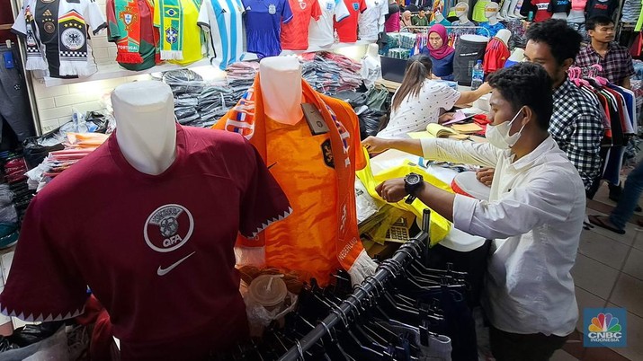Suasana pembeli memilih jersey timnas sepak bola peserta World Cup 2022 Qatar di salah satu kios di Blok B Pasar Tanah Abang, Jakarta, Selasa (22/11/2022). Suasana pembeli memilih jersey timnas sepak bola peserta World Cup 2022 Qatar di salah satu kios di Blok B Pasar Tanah Abang, Jakarta, Selasa (22/11/2022). (CNBC Indonesia/ Muhammad Sabki)