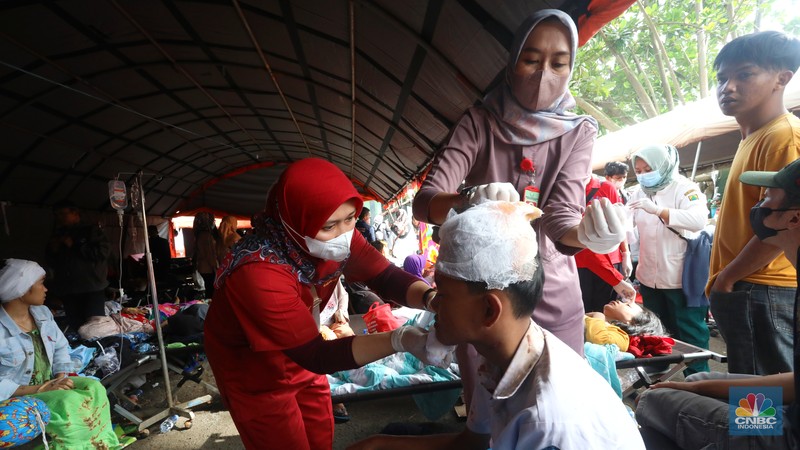 Tenaga medis memberikan perawatan kepada korban yang terluka saat gempa bumi berkekuatan magnitudo 5,6 di RSUD Sayang, Kabupaten Cianjur, Jawa Barat, Selasa (22/11/2022). (CNBC Indonesia/Andrean Kristianto) Tenaga medis memberikan perawatan kepada korban yang terluka saat gempa bumi berkekuatan magnitudo 5,6 di RSUD Sayang, Kabupaten Cianjur, Jawa Barat, Selasa (22/11/2022). (CNBC Indonesia/Andrean Kristianto)