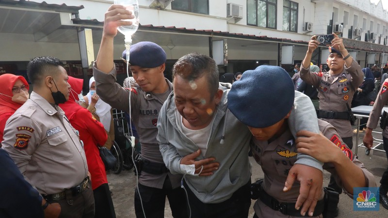 Tenaga medis memberikan perawatan kepada korban yang terluka saat gempa bumi berkekuatan magnitudo 5,6 di RSUD Sayang, Kabupaten Cianjur, Jawa Barat, Selasa (22/11/2022). (CNBC Indonesia/Andrean Kristianto) Tenaga medis memberikan perawatan kepada korban yang terluka saat gempa bumi berkekuatan magnitudo 5,6 di RSUD Sayang, Kabupaten Cianjur, Jawa Barat, Selasa (22/11/2022). (CNBC Indonesia/Andrean Kristianto)