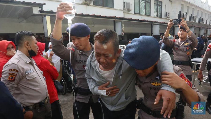 Tenaga medis memberikan perawatan kepada korban yang terluka saat gempa bumi berkekuatan magnitudo 5,6 di RSUD Sayang, Kabupaten Cianjur, Jawa Barat, Selasa (22/11/2022). (CNBC Indonesia/Andrean Kristianto)