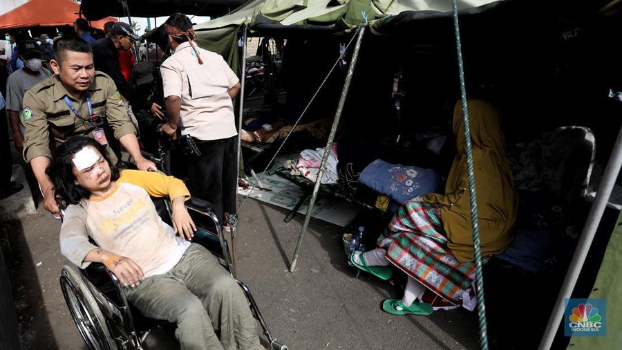 Tenaga medis memberikan perawatan kepada korban yang terluka saat gempa bumi berkekuatan magnitudo 5,6 di RSUD Sayang, Kabupaten Cianjur, Jawa Barat, Selasa (22/11/2022). (CNBC Indonesia/Andrean Kristianto)