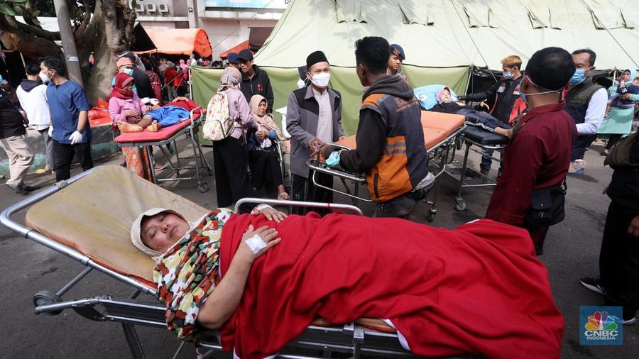 Tenaga medis memberikan perawatan kepada korban yang terluka saat gempa bumi berkekuatan magnitudo 5,6 di RSUD Sayang, Kabupaten Cianjur, Jawa Barat, Selasa (22/11/2022). (CNBC Indonesia/Andrean Kristianto)