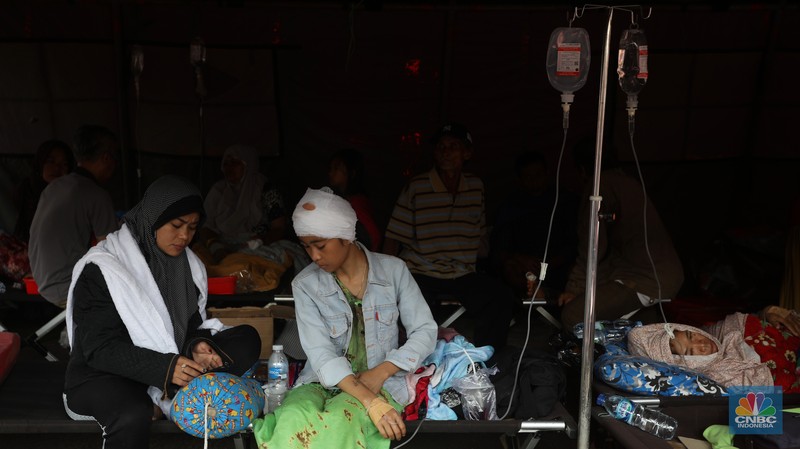 Tenaga medis memberikan perawatan kepada korban yang terluka saat gempa bumi berkekuatan magnitudo 5,6 di RSUD Sayang, Kabupaten Cianjur, Jawa Barat, Selasa (22/11/2022). (CNBC Indonesia/Andrean Kristianto) Tenaga medis memberikan perawatan kepada korban yang terluka saat gempa bumi berkekuatan magnitudo 5,6 di RSUD Sayang, Kabupaten Cianjur, Jawa Barat, Selasa (22/11/2022). (CNBC Indonesia/Andrean Kristianto)