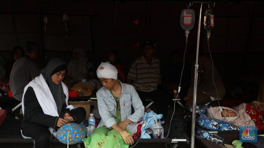 Tenaga medis memberikan perawatan kepada korban yang terluka saat gempa bumi berkekuatan magnitudo 5,6 di RSUD Sayang, Kabupaten Cianjur, Jawa Barat, Selasa (22/11/2022). (CNBC Indonesia/Andrean Kristianto)