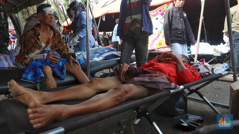 Tenaga medis memberikan perawatan kepada korban yang terluka saat gempa bumi berkekuatan magnitudo 5,6 di RSUD Sayang, Kabupaten Cianjur, Jawa Barat, Selasa (22/11/2022). (CNBC Indonesia/Andrean Kristianto)