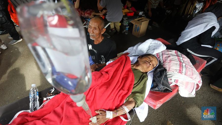 Tenaga medis memberikan perawatan kepada korban yang terluka saat gempa bumi berkekuatan magnitudo 5,6 di RSUD Sayang, Kabupaten Cianjur, Jawa Barat, Selasa (22/11/2022). (CNBC Indonesia/Andrean Kristianto)