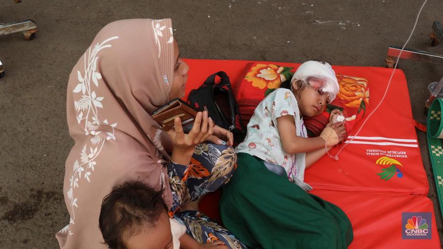 Tenaga medis memberikan perawatan kepada korban yang terluka saat gempa bumi berkekuatan magnitudo 5,6 di RSUD Sayang, Kabupaten Cianjur, Jawa Barat, Selasa (22/11/2022). (CNBC Indonesia/Andrean Kristianto)