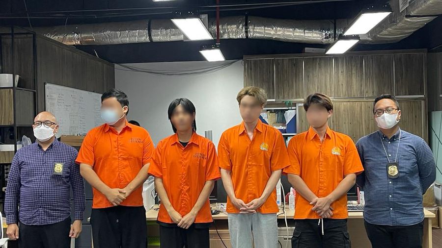 7 WN Korea Selatan (Korsel) diduga menyalahgunakan visa on arrival (VOA) untuk bekerja. WN Korsel tersebut diamankan petugas Imigrasi pada Senin (21/11) setelah menyelenggarakan ajang pencarian bakat di sebuah pusat perbelanjaan di Jakarta. (Dok: Imigrasi)