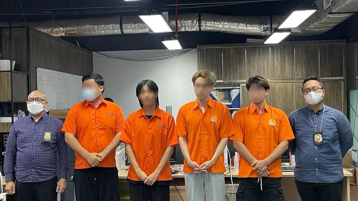 7 WN Korea Selatan (Korsel) diduga menyalahgunakan visa on arrival (VOA) untuk bekerja. WN Korsel tersebut diamankan petugas Imigrasi pada Senin (21/11) setelah menyelenggarakan ajang pencarian bakat di sebuah pusat perbelanjaan di Jakarta. (Dok: Imigrasi) 7 WN Korea Selatan (Korsel) diduga menyalahgunakan visa on arrival (VOA) untuk bekerja. WN Korsel tersebut diamankan petugas Imigrasi pada Senin (21/11) setelah menyelenggarakan ajang pencarian bakat di sebuah pusat perbelanjaan di Jakarta. (Dok: Imigrasi)