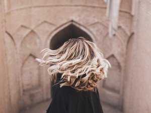10 Inspirasi Warna Highlight Rambut yang Bikin Tambah Cantik!