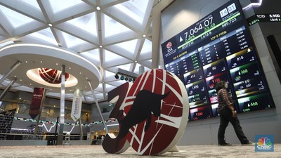 Karyawan beraktivitas di dekat layar pergerakan Indeks Harga Saham Gabungan (IHSG) di Bursa Efek Indonesia (BEI), Jakarta, Rabu (23/11/2022). IHSG ditutup menguat 0,33 persen atau 23,53 poin ke 7.054,12 pada akhir perdagangan, sebanyak 249 saham menguat, 255 saham melemah, dan 199 saham stagnan. (CNBC Indonesia/Andrean Kristianto) Karyawan beraktivitas di dekat layar pergerakan Indeks Harga Saham Gabungan (IHSG) di Bursa Efek Indonesia (BEI), Jakarta, Rabu (23/11/2022). IHSG ditutup menguat 0,33 persen atau 23,53 poin ke 7.054,12 pada akhir perdagangan, sebanyak 249 saham menguat, 255 saham melemah, dan 199 saham stagnan. (CNBC Indonesia/Andrean Kristianto)