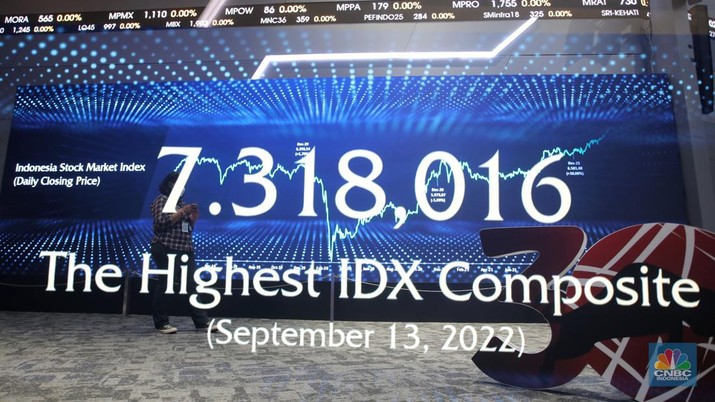 Karyawan beraktivitas di dekat layar pergerakan Indeks Harga Saham Gabungan (IHSG) di Bursa Efek Indonesia (BEI), Jakarta, Rabu (23/11/2022). IHSG ditutup menguat 0,33 persen atau 23,53 poin ke 7.054,12 pada akhir perdagangan, sebanyak 249 saham menguat, 255 saham melemah, dan 199 saham stagnan. (CNBC Indonesia/Andrean Kristianto) Karyawan beraktivitas di dekat layar pergerakan Indeks Harga Saham Gabungan (IHSG) di Bursa Efek Indonesia (BEI), Jakarta, Rabu (23/11/2022). IHSG ditutup menguat 0,33 persen atau 23,53 poin ke 7.054,12 pada akhir perdagangan, sebanyak 249 saham menguat, 255 saham melemah, dan 199 saham stagnan. (CNBC Indonesia/Andrean Kristianto)